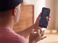 Pessoa fazendo sinais com uma mão diante de um celular Pixel que exibe o texto reconhecido no Gboard