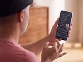 Pessoa fazendo sinais com uma mão diante de um celular Pixel que exibe o texto reconhecido no Gboard