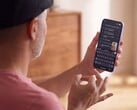 Pessoa fazendo sinais com uma mão diante de um celular Pixel que exibe o texto reconhecido no Gboard