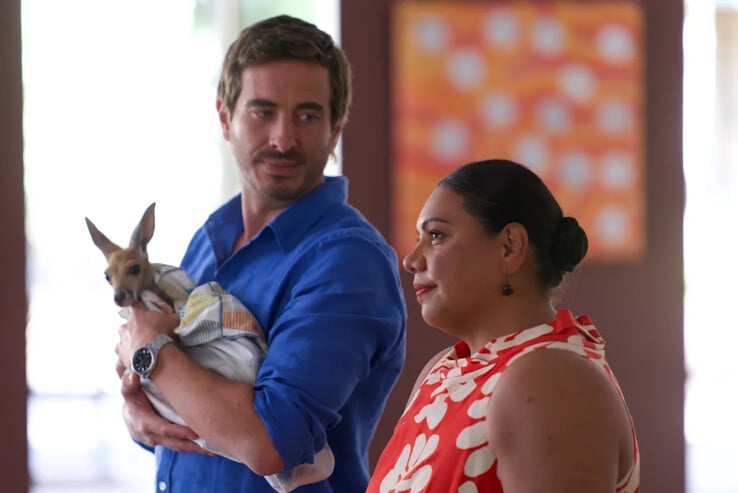 Ryan Corr com Deborah Mailman no set do Kangaroo Sanctuary (Fonte da imagem: The Australian Women's Weekly / John Platt)