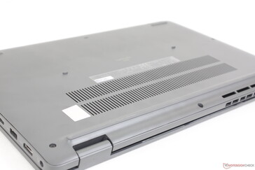 As dimensões gerais e o peso são muito semelhantes aos do Asus ExpertBook L1 e do HP ProBook 440 G9