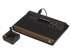 Um console de videogame retrô, o Atari 2600, fotografado contra um fundo branco simples. (Fonte da imagem: Evan-Amos no Wikimedia Commons)