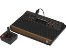 Um console de videogame retrô, o Atari 2600, fotografado contra um fundo branco simples. (Fonte da imagem: Evan-Amos no Wikimedia Commons)