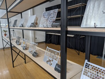 O processo de fabricação da nova estrutura de base de liga metálica e da tampa externa começa com um bloco de liga de alumínio 6063