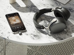 Os fones de ouvido sem fio Sennheiser HDB 630 incluem um transmissor USB-C para smartphones que suporta transmissão de áudio aptX Adaptive de alta resolução. (Fonte da imagem: Sennheiser)