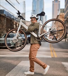 O Velotric Tempo pesa 17,7 kg (39 lbs) com a bateria 