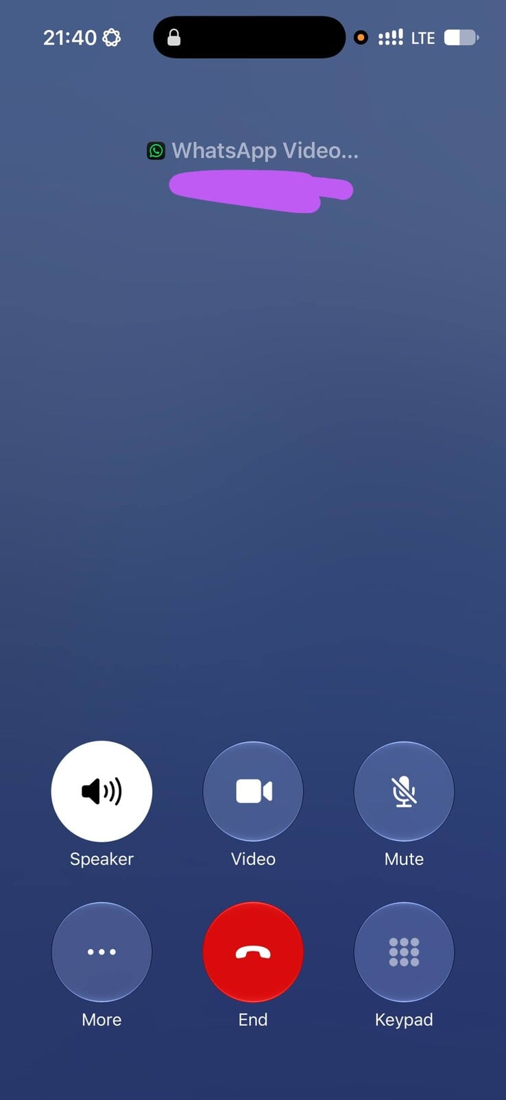 A interface de chamadas do WhatsApp em iPhones utiliza a tela nativa de celular da Apple