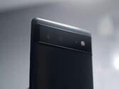 Parte traseira de um telemóvel Google Pixel preto com a barra de câmaras típica da série Pixel 6