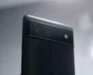 Parte traseira de um telemóvel Google Pixel preto com a barra de câmaras típica da série Pixel 6