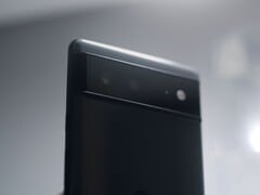 Parte traseira de um telemóvel Google Pixel preto com a barra de câmaras típica da série Pixel 6