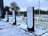 Os cabos mais pesados do V4 Supercharger podem cair no chão (imagem: Teslaway/X)