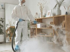 Uma mulher limpando sua casa com vapor (Fonte da imagem: Michelangelo Buonarroti - Pexels)