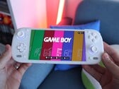 O AYN Odin 3 possui uma tela OLED de 6 polegadas com resolução de 1080p e taxa de atualização de 120 Hz.