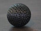 As impressões em TPU funcionam; a bola mede 30 mm de diâmetro e os lados do triângulo medem 3 mm