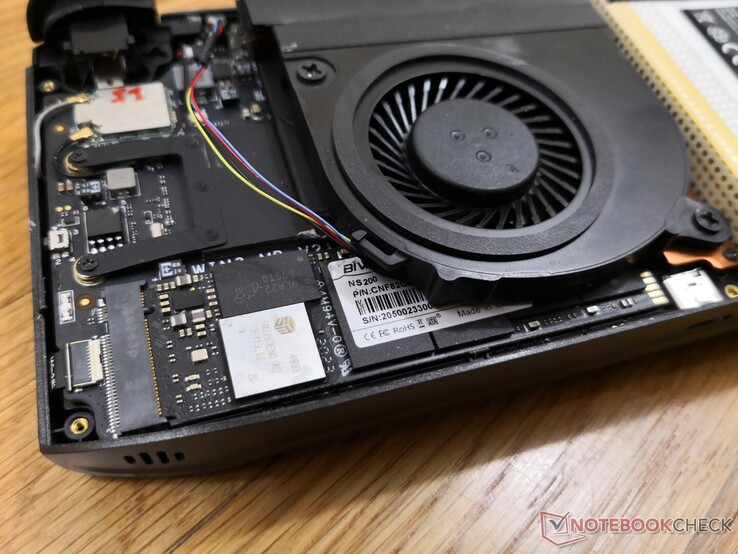 O M.2 PCIe 4.0 x4 2280 SSD pode ser atualizado após a remoção do ventilador. O GPD diz que o dispositivo suporta apenas unidades M.2 de um lado