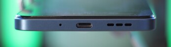 Parte inferior: microfone, porta USB-C, alto-falante