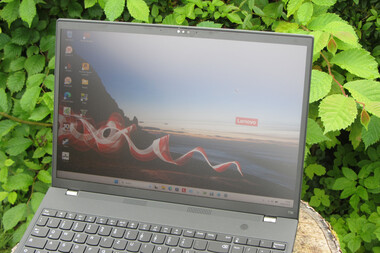 ThinkPad T16 em uso externo