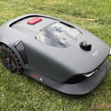 Mova 1000 no teste do cortador de grama robótico. (Fonte da imagem: Marcus Schwarten / Notebookcheck)