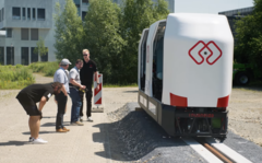 Ônibus do campus Monocab em uma pista de testes de 20 metros