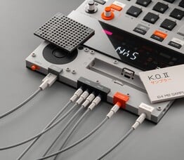 O KO II tem microfone embutido, alto-falante, várias opções de E/S e bateria (Fonte da imagem: Teenage Engineering)