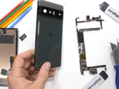 O Pixel 6 Pro em modo desmontável. (Fonte: JerryRigEverything via YouTube)