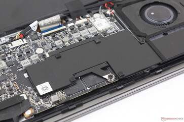 Os módulos de RAM não atualizáveis ficam visíveis ao lado da CPU