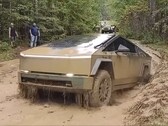 O Cybertruck da Tesla conseguiu vencer uma poça de lama relativamente problemática em sua terceira tentativa. (Fonte da imagem: Andrew Hodgdon via Facebook)
