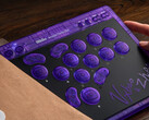 a 8BitDo colaborou com os jogadores da Vxbao e da Zhen Esports para o Arcade Controller Transparent Purple Signature Edition. (Fonte da imagem: 8BitDo)