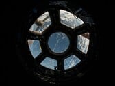 Uma imagem mostrando a cúpula dentro da ISS.