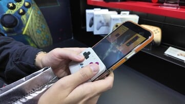 O mini controle GameSir, ainda não anunciado, em exibição na Tokyo Game Show. (Fonte da imagem: @yoshivesmovie on X)