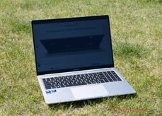 GeekBook M16 em uso ao ar livre, sob o sol