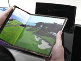 De acordo com o relatório, a Huawei quer avançar com um tablet de 10 polegadas com dobra dupla no primeiro semestre de 2024, e a Samsung provavelmente seguirá o exemplo. (Imagem: SamMobile)