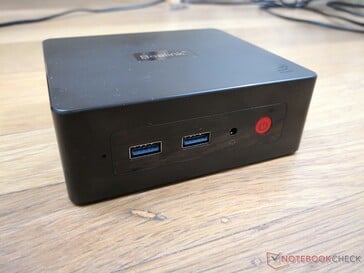 Frente: 2x USB-A 3.0, conector de áudio de 3,5 mm, botão de alimentação