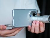 O Vivo X Fold 6, retratado aqui com seu teleconversor Zeiss, estará disponível em quatro opções de cores. Ele passou por testes de durabilidade em um novo vídeo promocional.