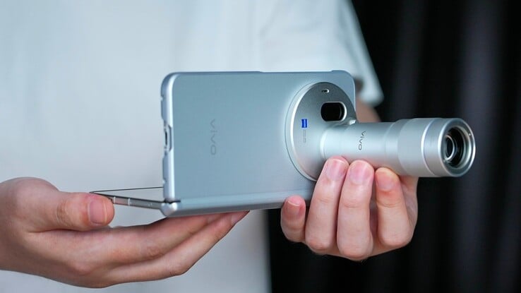 O Vivo X Fold6 é compatível com o Vivo Zeiss Telephoto Extender Gen 2.