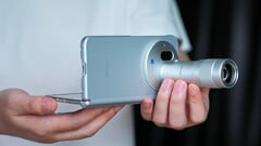 O Vivo X Fold 6, retratado aqui com seu teleconversor Zeiss, estará disponível em quatro opções de cores. Ele passou por testes de durabilidade em um novo vídeo promocional.