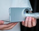 O Vivo X Fold 6, retratado aqui com seu teleconversor Zeiss, estará disponível em quatro opções de cores. Ele passou por testes de durabilidade em um novo vídeo promocional.