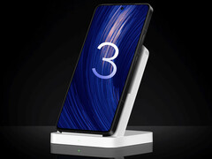 O Poco F7 Ultra é o primeiro celular da marca Poco a receber a atualização do HyperOS 3. Na foto: o telefone em um carregador sem fio. (Fonte da imagem: Xiaomi - editado)