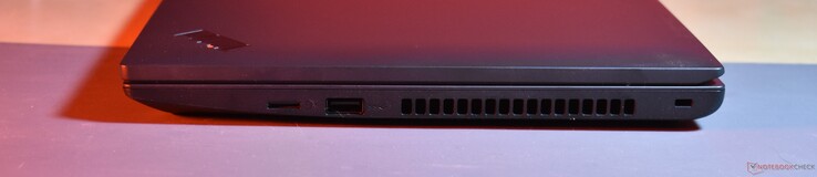 direita: microSD, USB A 3.2 Gen 1, slot para trava Kensington