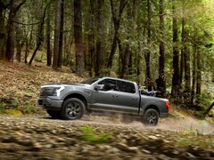O F-150 Lightning Pro da Ford apresenta um sistema de tração AWD com motor duplo para manobras off-road. (Fonte da imagem: Ford)