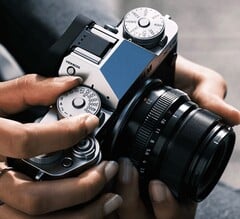 O sucessor da Fujifilm X-T5 retratada na foto estaria atrasado.