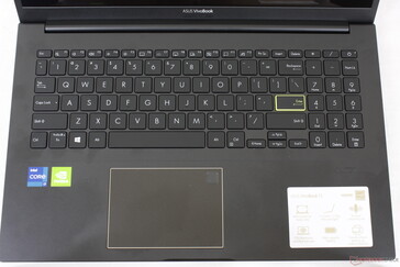 Layout e fonte similares aos de outros laptops VivoBook. A luz de fundo do teclado vem em três níveis de luminosidade