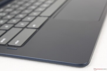 O deck do teclado é de metal ou plástico liso em contraste com o deck de Alcântara da série Surface Pro