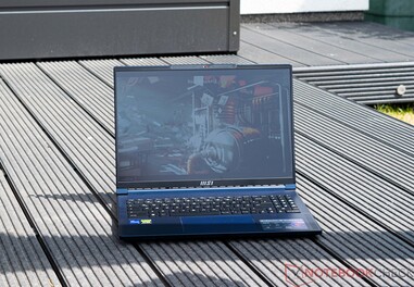 O MSI Stealth 16 Studio A13VG sob a luz do sol