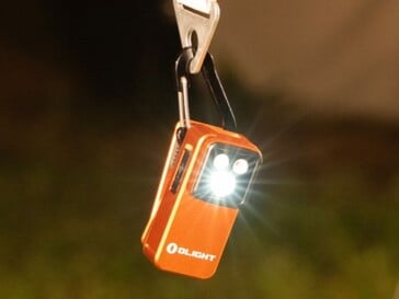 A lanterna Olight Oclip 2 pode ser pendurada pelo orifício do clipe.