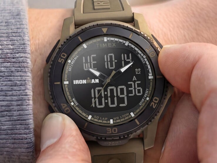 Relógio Timex Ironman Adrenaline ana-digi na cor areia, exibido no pulso, com a luneta preta e o visor digital visíveis.
