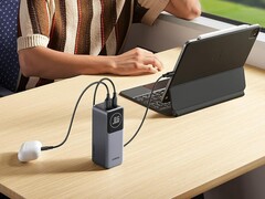 O UGREEN Nexode Power Bank 12000mAh 100W tem duas portas. (Fonte da imagem: UGREEN)