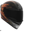 Capacete para motocicleta AGV K1 S Street Fighter 6 Ken com grafismos em preto, cinza e chamas.
