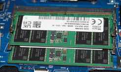 Dois slots de RAM, aqui já ocupados pelo máximo de 32 GB.