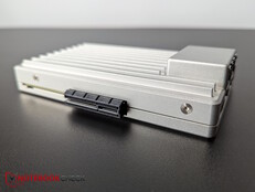 Lateral: PCIe 3.0 x 4